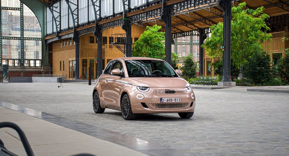 Nowy Fiat 500 otrzymuje 19. wyróżnienie w Europie - tytuł „Najlepszy samochód 2021” belgijskiego magazynu Le Moniteur Automobile